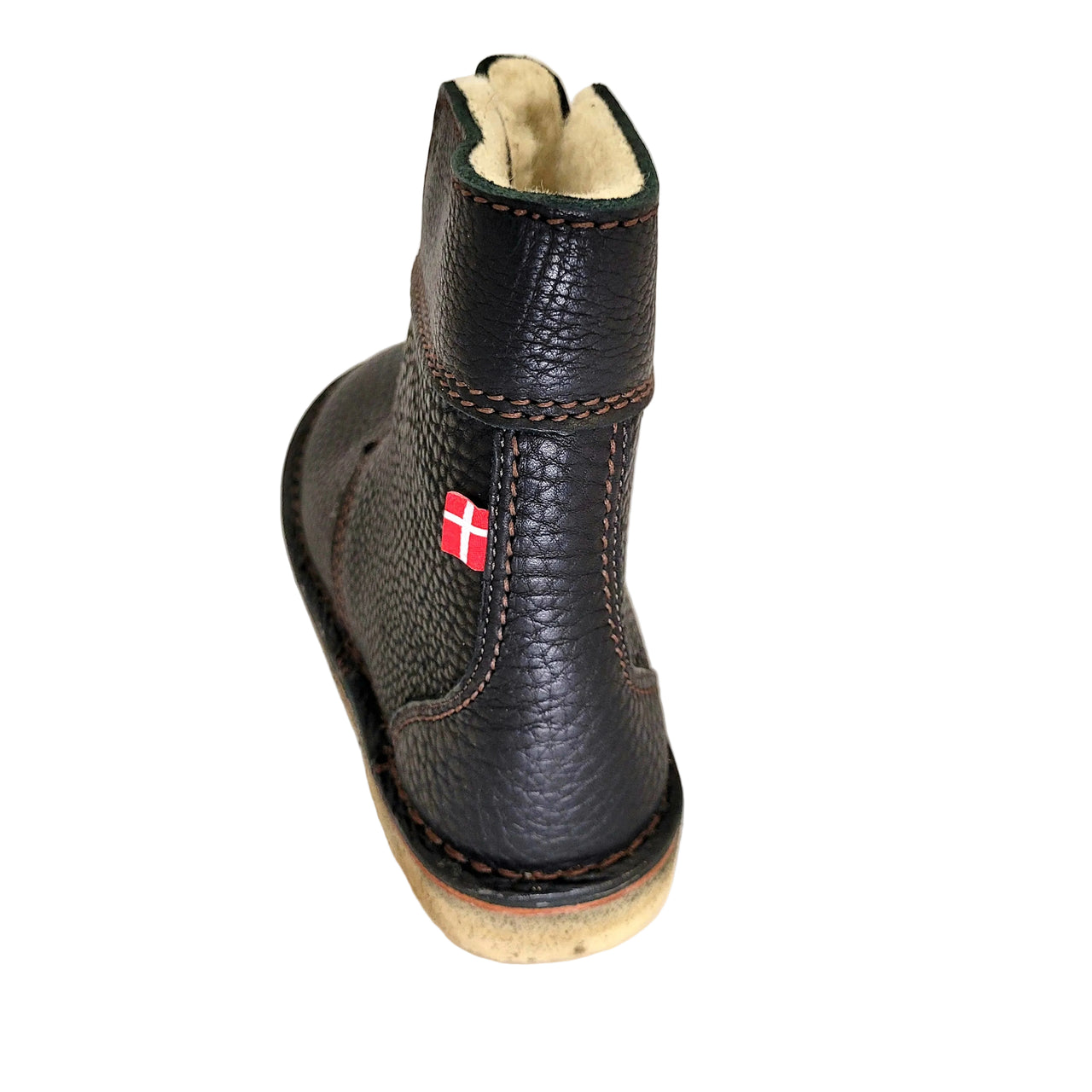 Duckfeet Skanderborg black leather boot from behind, showing heel, Danish flag tab and fleece collar