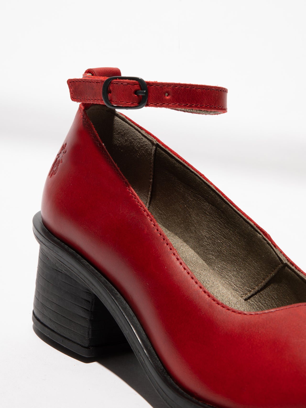 Camden CEIZ308FLY Ankle Strap Rug Leather Red